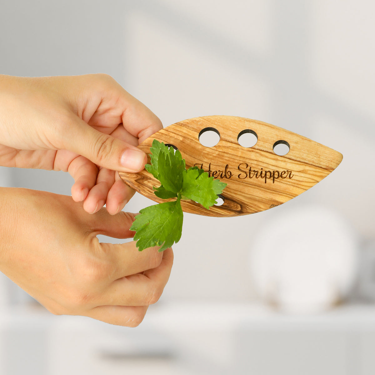 Olive Wood Herb Stripper – 8-Hole Leaf Plate (14 cm)